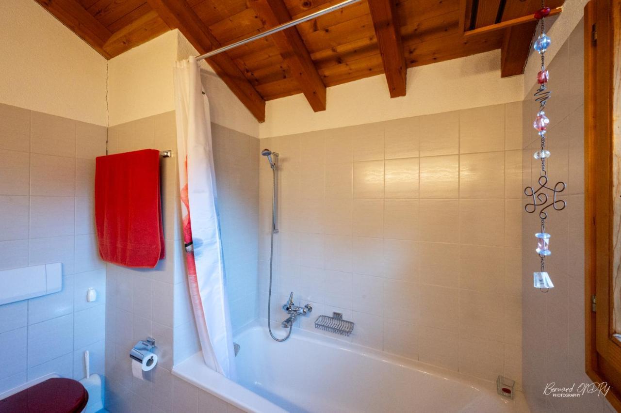 Zimmer Mit Eigenem Badezimmer Nafels Exterior photo